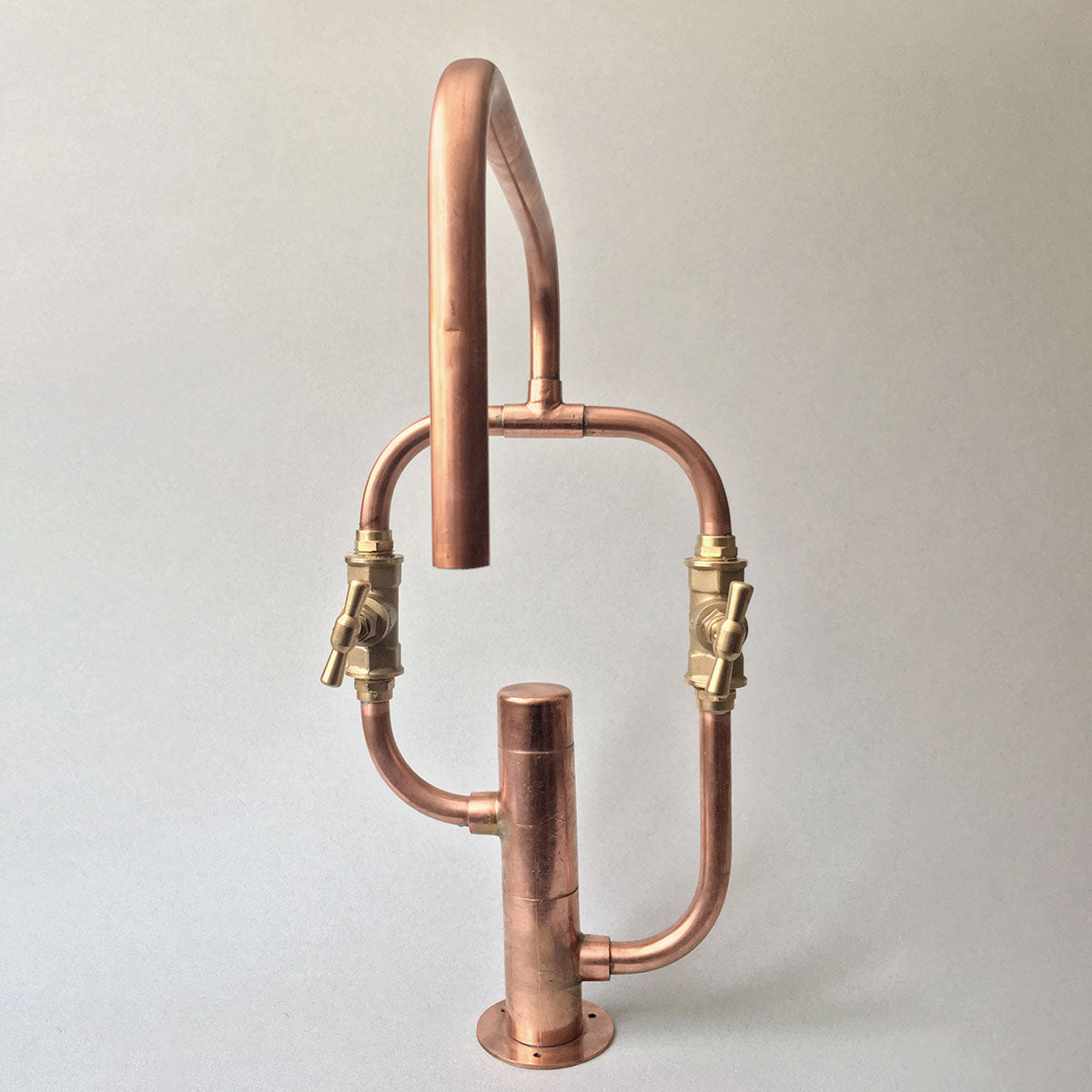 Pedestal Even is a deck-mounted tap handmade in pure copper and brass valves, for kitchen or bathroom, suitable for outdoor use, by Switchrange.