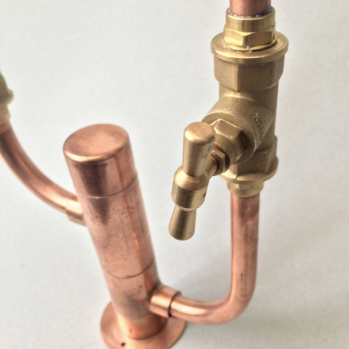 Pedestal Even is an industrial-style copper faucet by Switchrange, designed for countertop installation in kitchens or bathrooms, and suitable for outdoor use.
