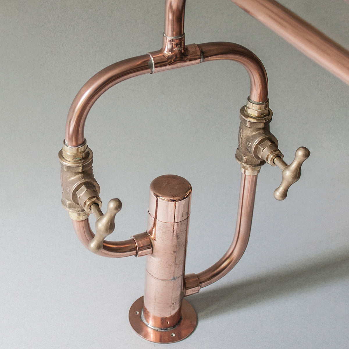 Pedestal Even is a deck-mounted tap handcrafted in unlacquered copper pipe and brass valves, for kitchen or bathroom, suitable for outdoor use, by Switchrange.