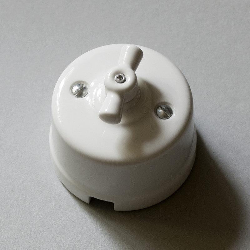 Interrupteur ancien porcelaine et chrome simple allumage 5 cm Interrupteur ancien porcelaine et chrome simple allumage 5 cm